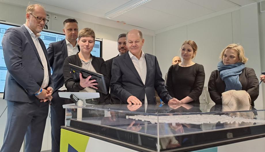 20240214_Bundestagsabgeordneter betrachtet PaSMo_Insa Bortfeldt 20240214_Bundestagsabgeordneter betrachtet PaSMo_Insa Bortfeldt