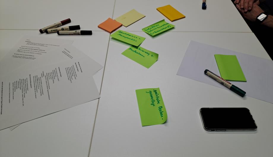 2. Teilprojektekonferenz_Zusammenarbeit Das Foto zeigt Arbeitsmaterial auf einem Tisch liegend