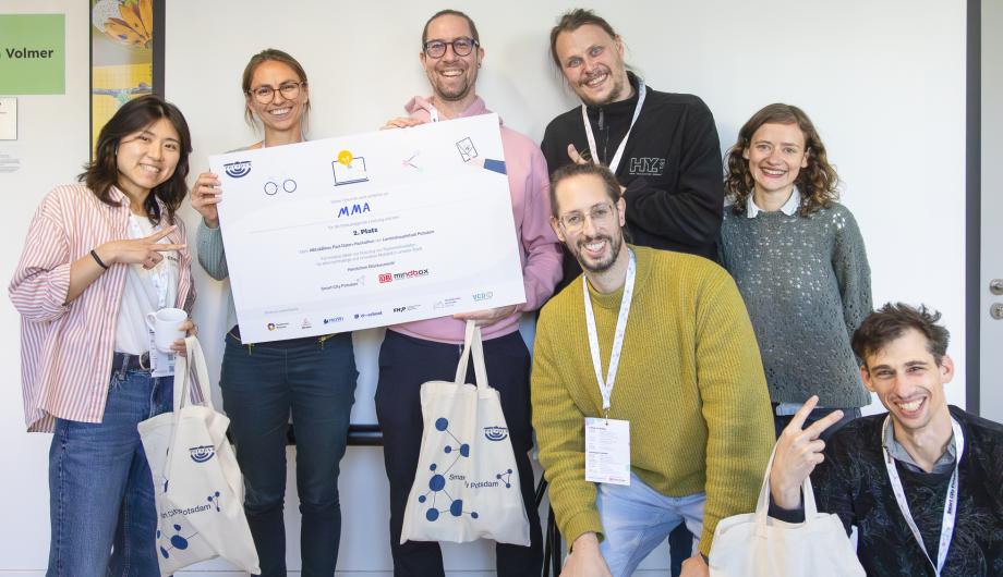 Zu sehen ist ein Siegerteam, welches eine Urkunde hochhält