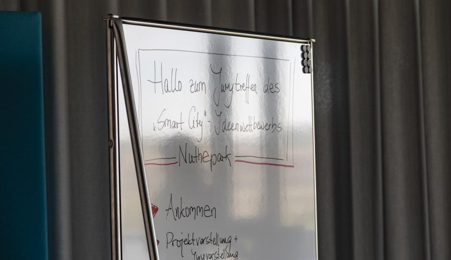 Auf dem Bild abgebildet ist eine Magnettafel mit Begrüßungstext.