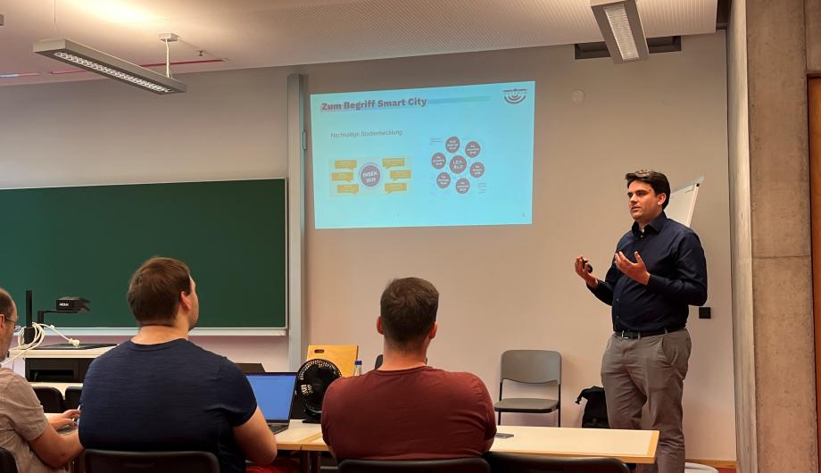 Der Projektleiter der AG Smart City Potsdam präsentiert das Projekt vor Studierenden der Uni Potsdam