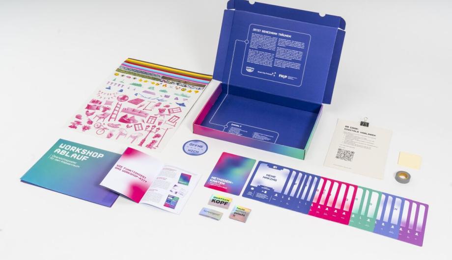 Das anspruchsvoll gestaltete Workshop-Kit "StadTräume – Jugend Macht Stadt" besteht aus besteht aus analogen und digitalen Elementen