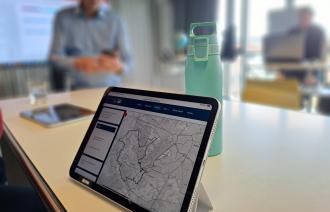 Abgebildet ist ein Tablet auf dem die Urbane Datenplattform zu sehen ist