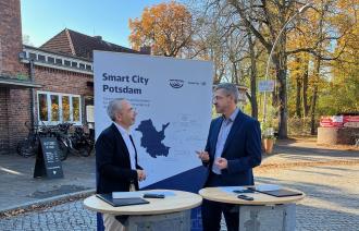 Potsdams Oberbürgermeister, Mike Schubert im Gespräch mit Ralf Thieme, Vorstand Personenbahnhöfe bei der DB InfraGO AG