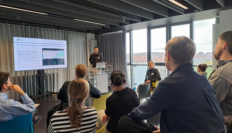 2. Teilprojektekonferenz Auf dem Bild ist eine Vortragssituation zu sehen