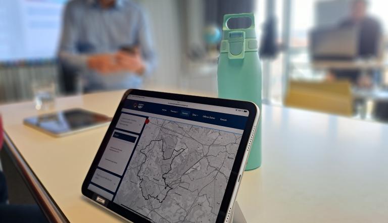 Abgebildet ist ein Tablet auf dem die Urbane Datenplattform zu sehen ist