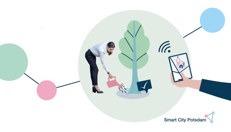 Smart City Potsdam - Baumkataster Das Bild zeigt eine Person, welche einen Baum gießt, ein Häckchen zeigt, dass es nun ausreichend gegossen ist. Daneben ist eine Hand, welche ein Handy hält zu sehen. Auf dem Handy ist ein Standort abgebildet.