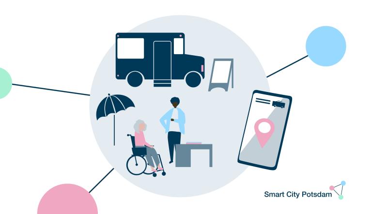 Smart City Potsdam - Regio.hub Zu sehen ist ein Mobil, Menschen und eine Standortsdarstellung auf einem Handy. Die Personen scheinen sich zu unterhalten.