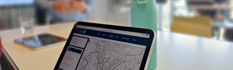 Abgebildet ist ein Tablet auf dem die Urbane Datenplattform zu sehen ist