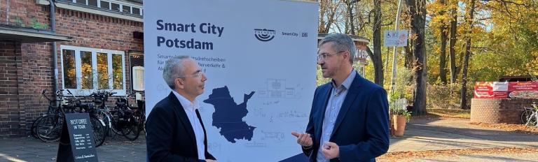 Potsdams Oberbürgermeister, Mike Schubert im Gespräch mit Ralf Thieme, Vorstand Personenbahnhöfe bei der DB InfraGO AG
